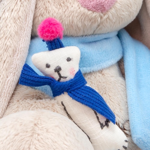 в синем колпачке