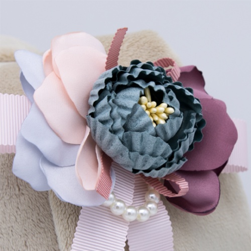 большой в бархатном платье с цветком на ушке