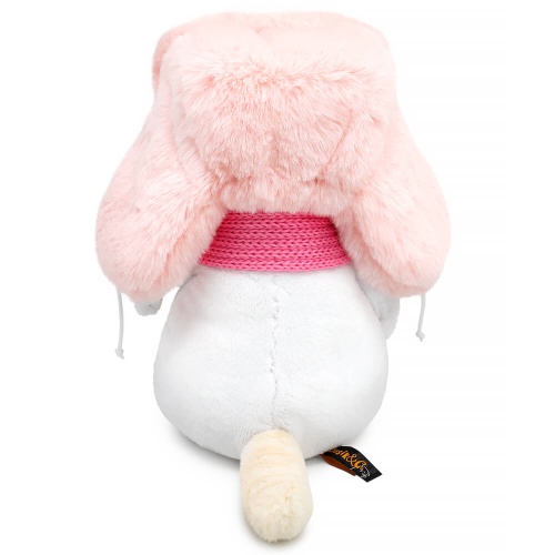 в меховой шапке и шарфе