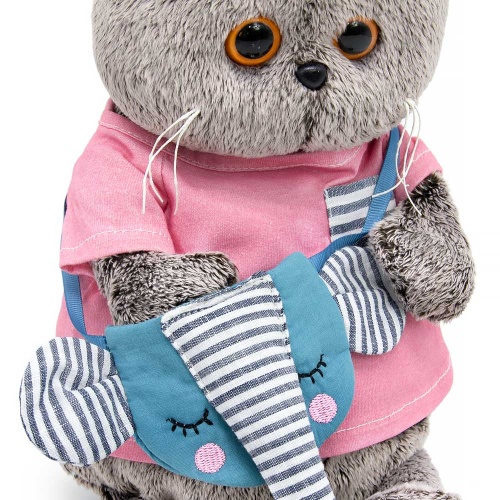 в футболке и с сумочкой – слоник