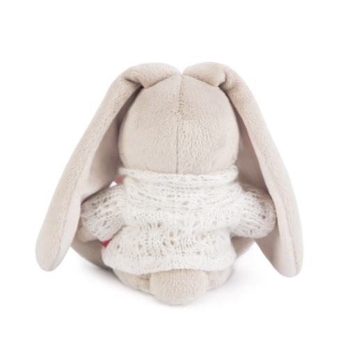 в вязаном свитере