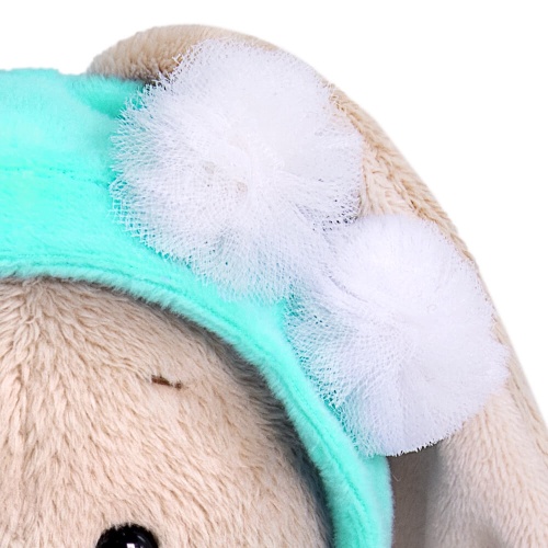 в шапочке с белыми помпонами