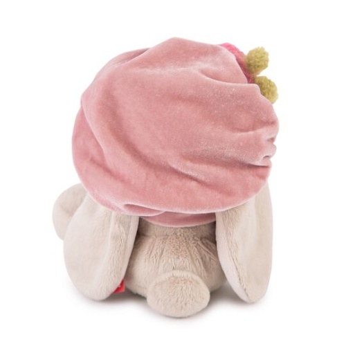 в берете с вязаным цветком