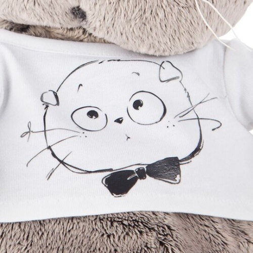 в футболке с принтом "мордочка Басика"