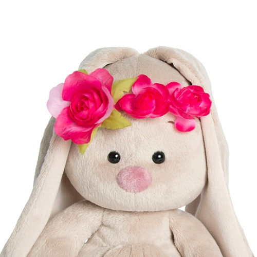 в повязке с цветами