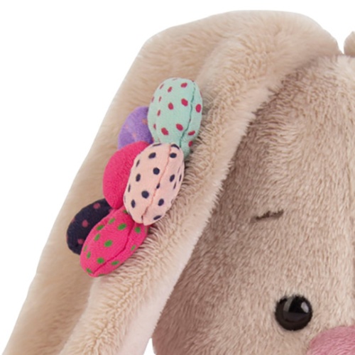 в розовом сарафанчике и ромашкой на ушке