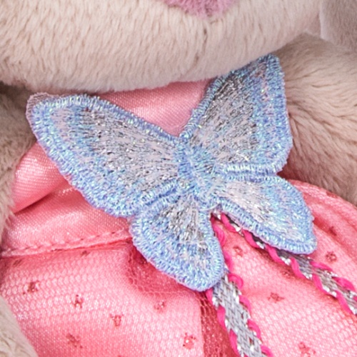 в сарафане с бабочкой