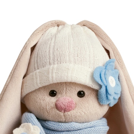 в голубом шарфике