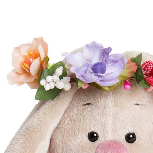 в веночке и фиолетовом платье