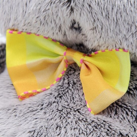 с букетом оранжевых пионов