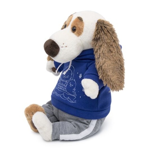 в спортивном костюме