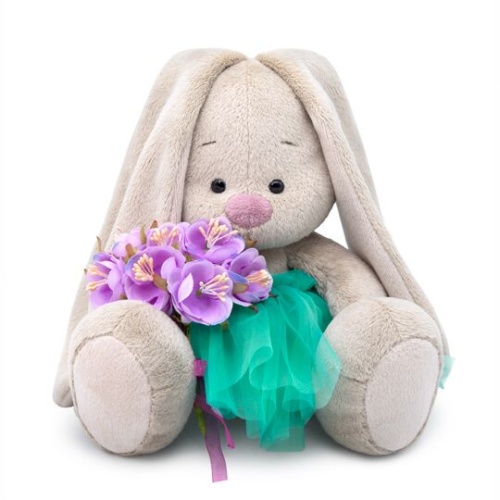 в юбочке и с сиреневым букетом