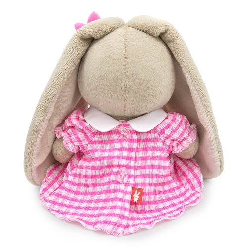 в платье из жатой ткани