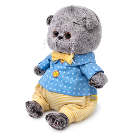 в рубашке и шортиках