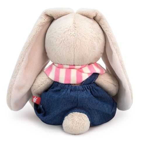 в джинсовом комбинезоне