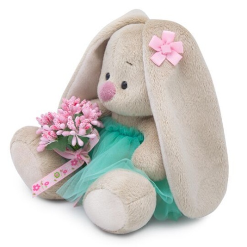 c букетом в изумрудной юбке