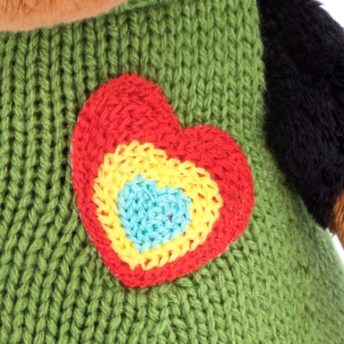 в жилете с сердечком