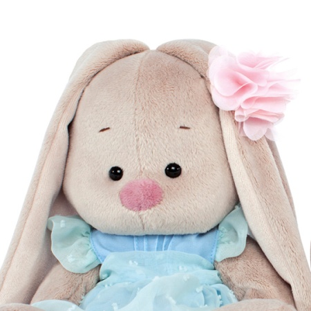 в голубом платье