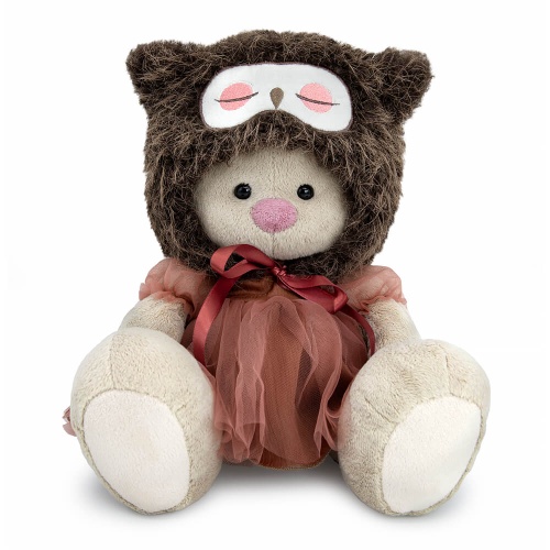 в шапке "Сова"