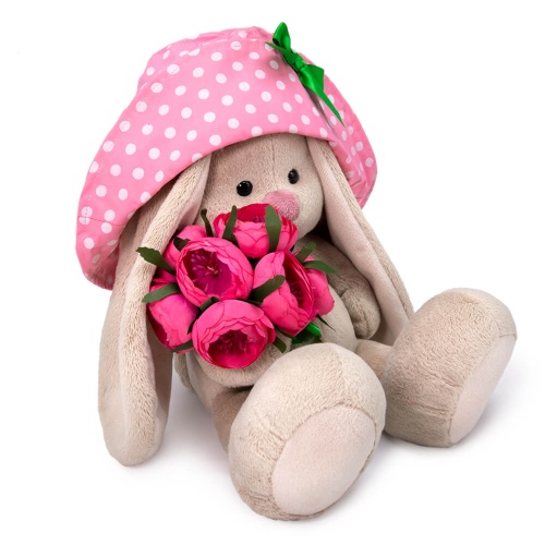 в панаме и с букетом пионов