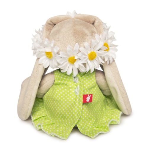 в зеленом сарафанчике и в венке из ромашек