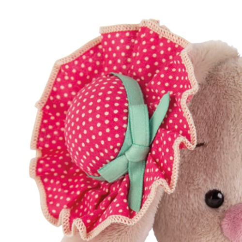 в розовой шляпке