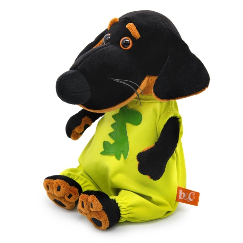 в комбинезоне с драконом