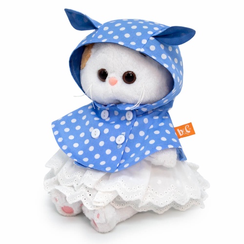 в кейпе с капюшоном