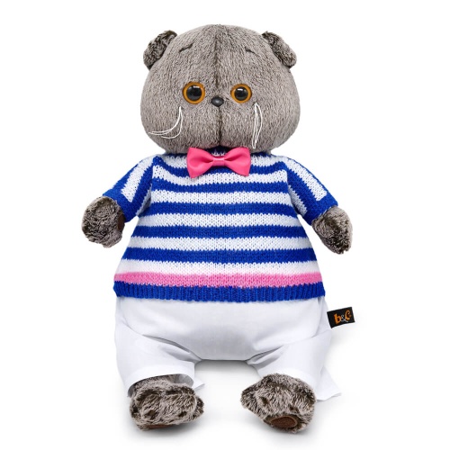 в полосатом свитере и брюках