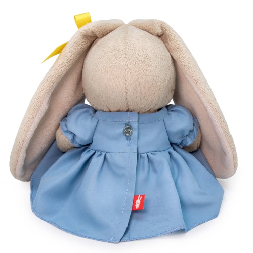 в голубом платье