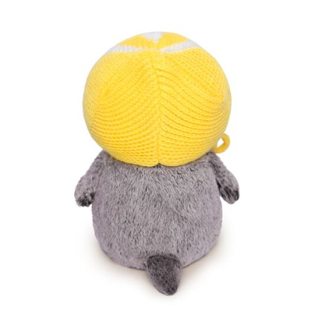 в спортивной шапке