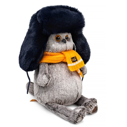 в меховой шапке и шарфе