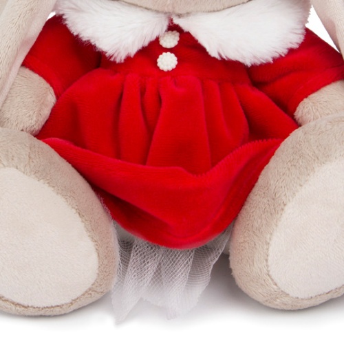 в алом платье