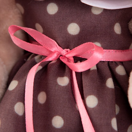 в кофейном платье и цветком на ушке