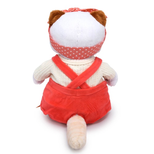 в трикотажном костюме