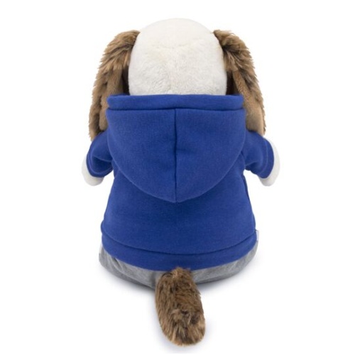 в спортивном костюме