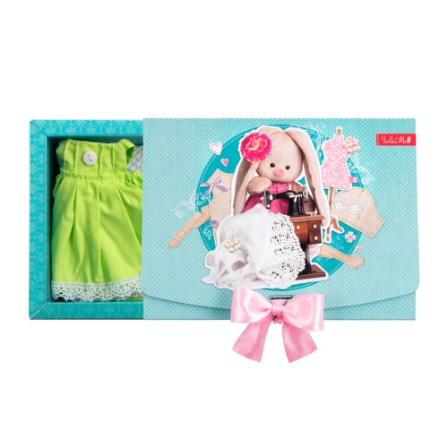 Салатовое платье и белая шапочка