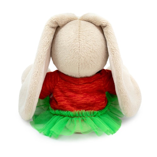 в теплом платье и со снеговиком