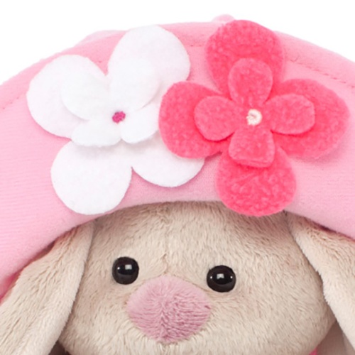 в панамке с цветами