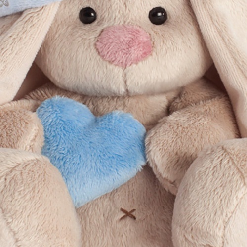 в голубой шапке с сердечком