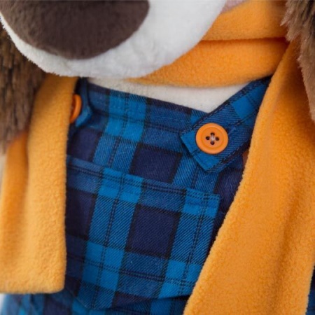 в синем комбинезоне