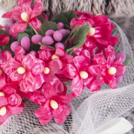 с  букетом в сеточке