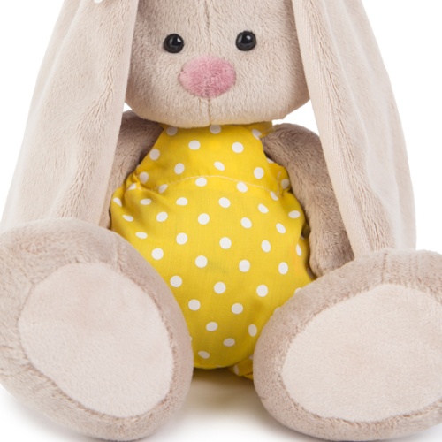 в жёлтом комбинезоне и с ромашкой