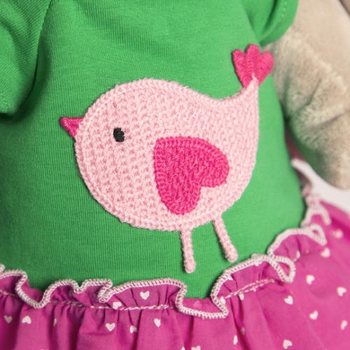 в толстовке с птичкой