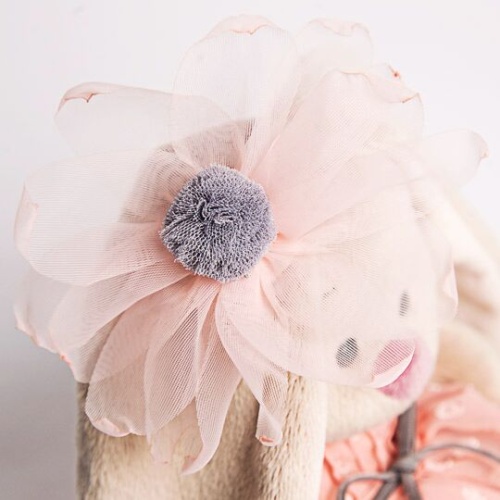 в персиковом платье