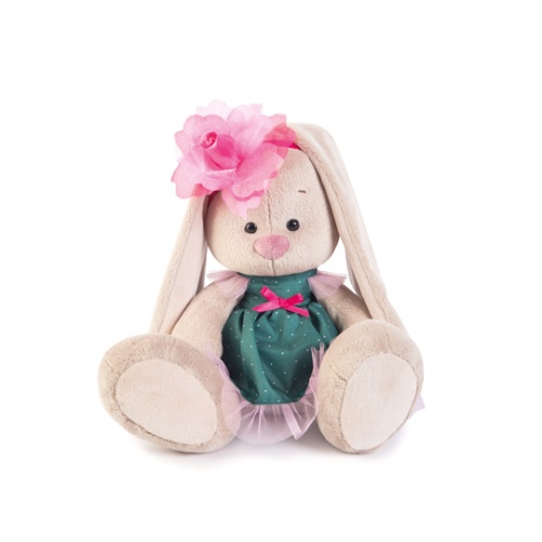 в зеленом платье и с цветком