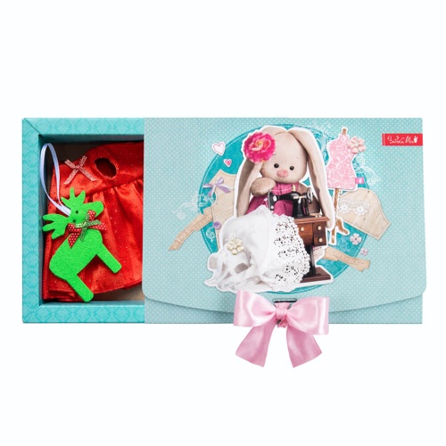 Красное платье и игрушка-олень