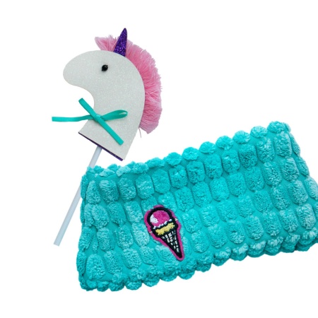 Бирюзовый снуд и белый комбинезон