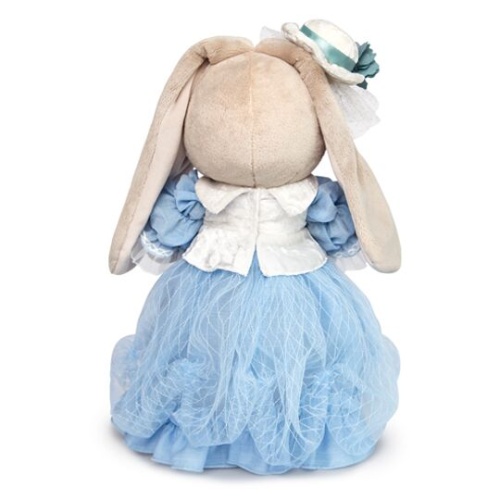 барышня в нежно-васильковом