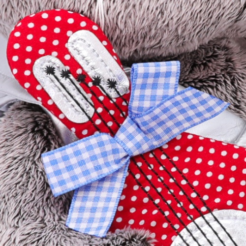 в жилете с гитарой